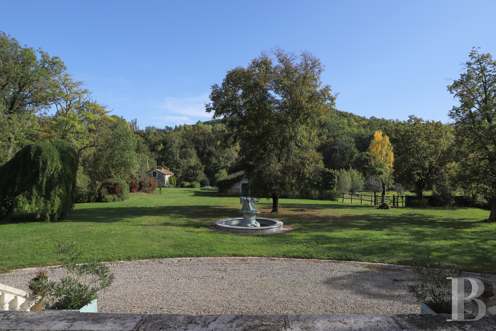 An 18th century chateau surrounded by trees and hills in the Lot valley - photo  n°30
